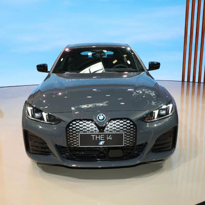 2023 FOR-B MW i4 M50 AWD a doppio motore Portimao Blu Livello metallico Auto medie e grandi