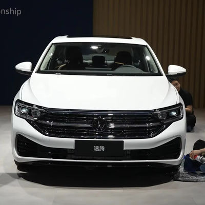VW Sagitar 300TSI DSG Excellence Edition Veicolo compatto a benzina 5 posti Design elegante