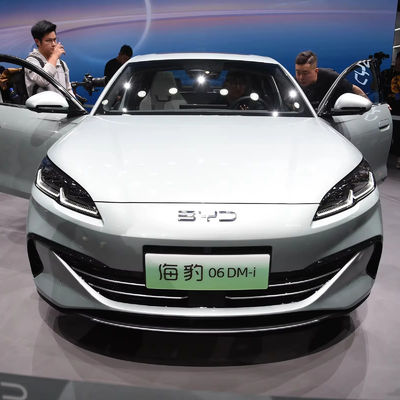 BYD Seal 06 DMI Hybrid Gas/Petrol Sedana di medie dimensioni con volante multifunzione