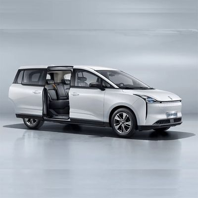 Auto elettrica ad alta velocità da 140 km/h con batteria da 53 KWh e autonomia massima di 419 Km